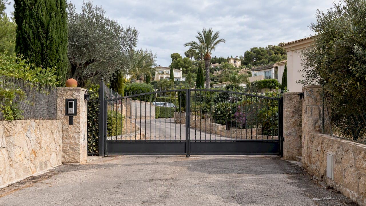 Sicherheit in Urbanisationen auf Mallorca: Was Eigentümer 2026 wissen müssen